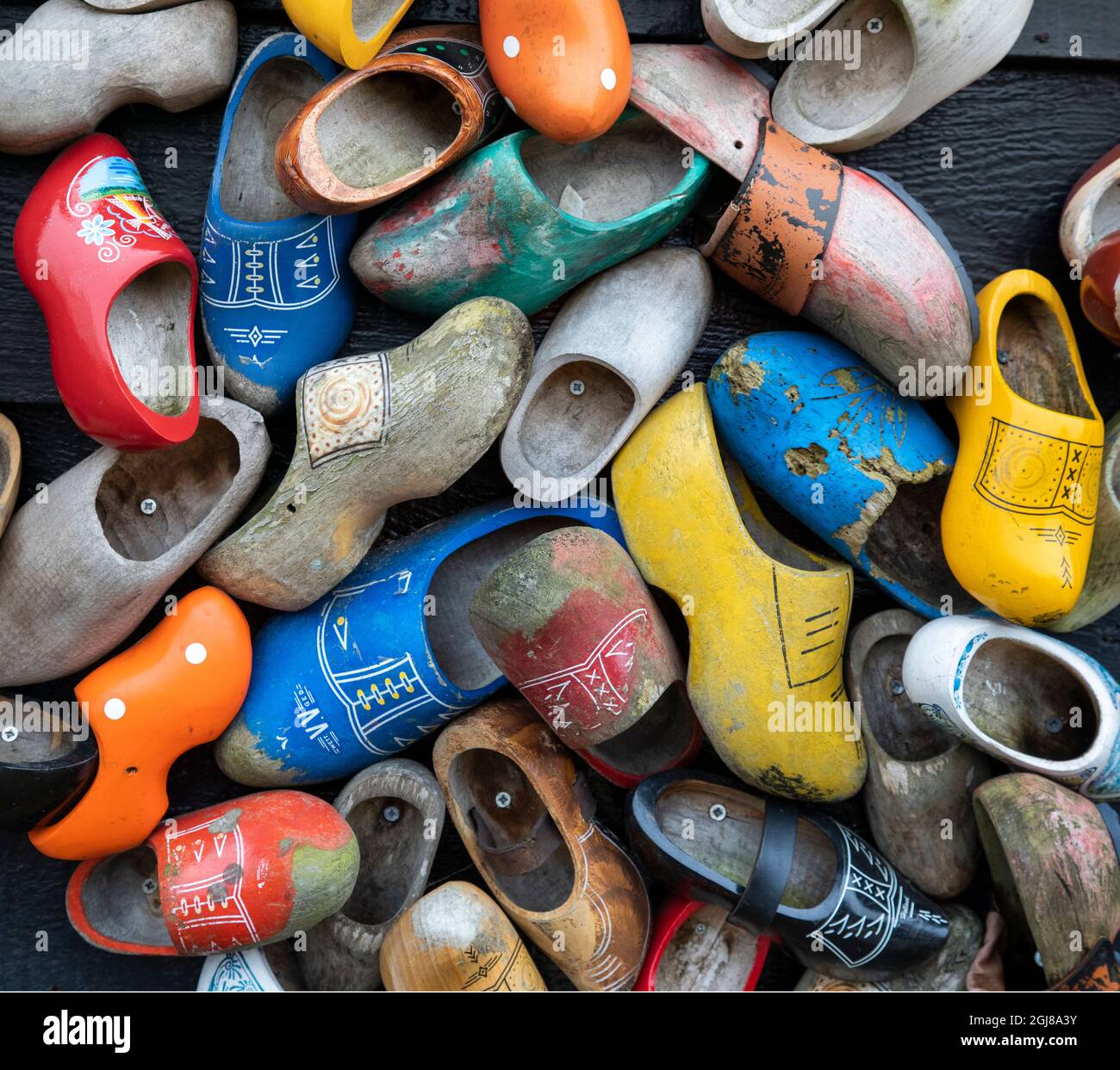 Europa, Paesi Bassi, Zaanse Schans. Collezione di scarpe colorate in legno. Foto Stock