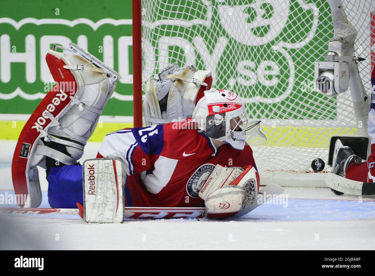 MALMO 2013-12-29 il portiere norvegese Henrik Haukeland guarda il puck mentre la Svezia segna il traguardo del 0-1 durante il campionato IIHF World Junior Championship turno preliminare di gruppo B, partita di icehockey tra Norvegia e Svezia alla Malmo Arena di Malmo, Svezia, il 29 dicembre 2013. Foto: Ludvig Thunman / TT / code 10600 Foto Stock