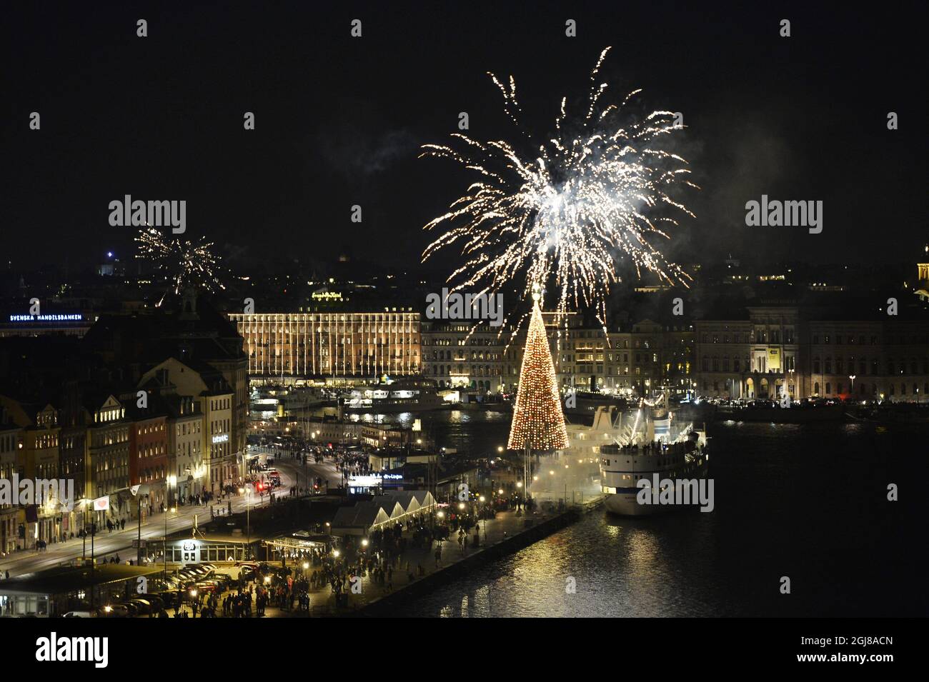 STOCCOLMA 20131231 Capodanno festeggiamenti con fuochi d'artificio sulla via Skeppsbron nel centro di Stoccolma a mezzanotte del 31 dicembre 2013. Foto Anders Wiklund / TT code 10040 Foto Stock