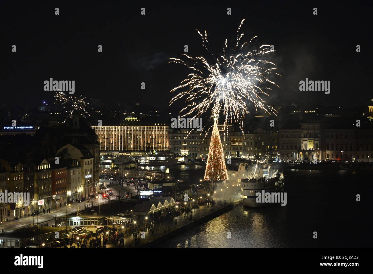 STOCCOLMA 20131231 Capodanno festeggiamenti con fuochi d'artificio sulla via Skeppsbron nel centro di Stoccolma a mezzanotte del 31 dicembre 2013. Foto Anders Wiklund / TT code 10040 Foto Stock