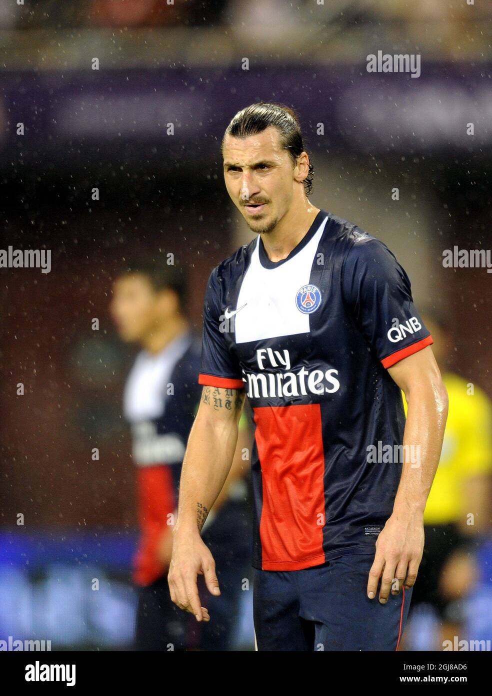 Doha 2014-01-03 (140103) -- DOHA, 3 gennaio 2014 (Xinhua) -- Zlatan Ibrahimovic di Parigi Saint-Germain reagisce durante una partita di calcio amichevole contro il Real Madrid a Doha, Qatar, 2 gennaio 2014. Parigi Saint-Germain ha perso la partita 0-1. (Xinhua/Chen Shaojin) Foto / Xinhua / TT / kod 70445 Ref: ** Foto Stock