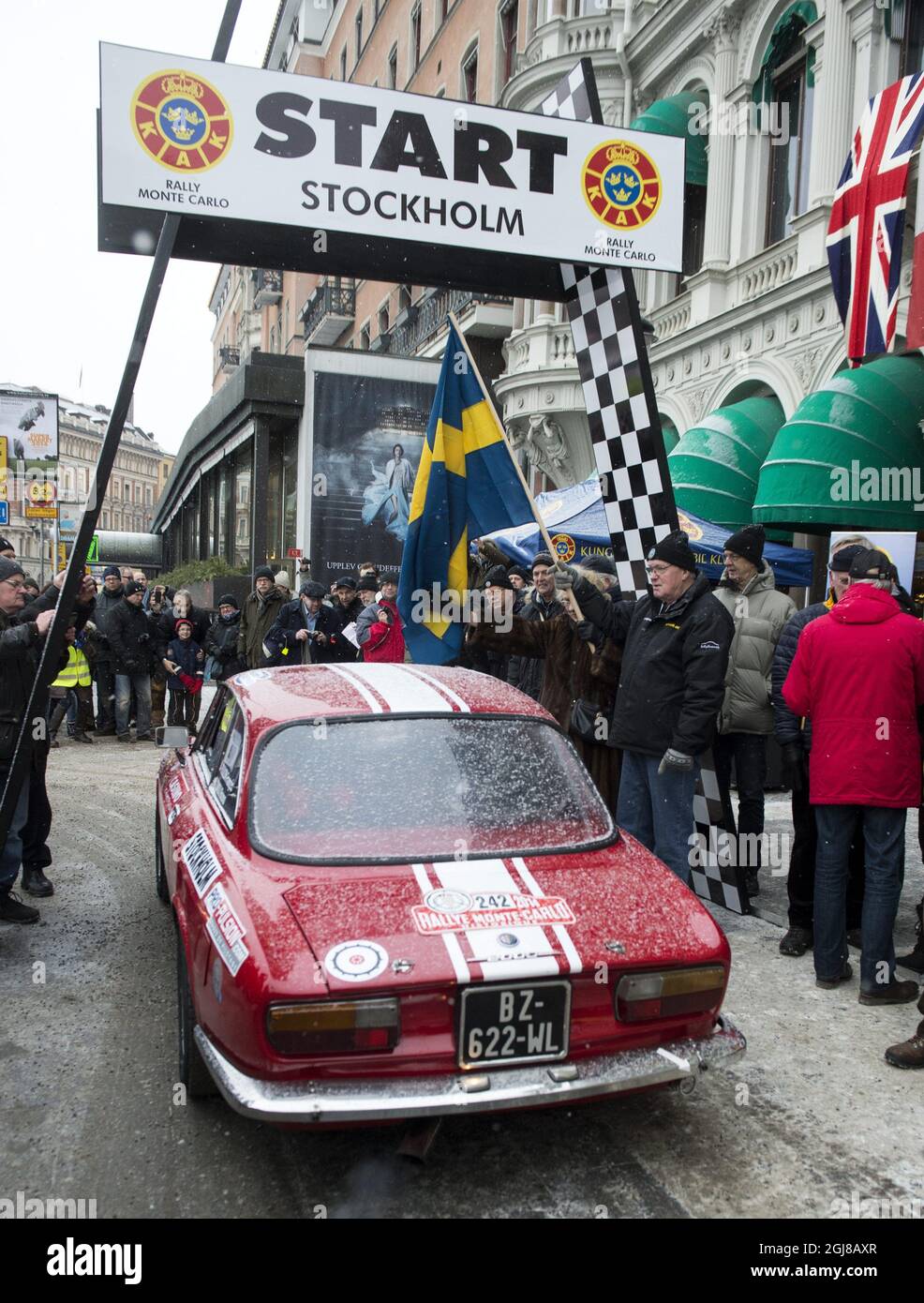 STOCCOLMA 20140123 Rallye Monte Carlo Historique 2014. Uno degli inizii del Rally Monte-Carlo per le auto storiche si è verificato di fronte al Grand Hotel di Stoccolma giovedì 23 gennaio 2014. Sulla strada che scende verso il continente, le auto si fermeranno al Castello di Vastana a Granna e al Museo Volvo a Goteborg. Foto Bertil Enevag Ericson / TT / kod 10000 Foto Stock