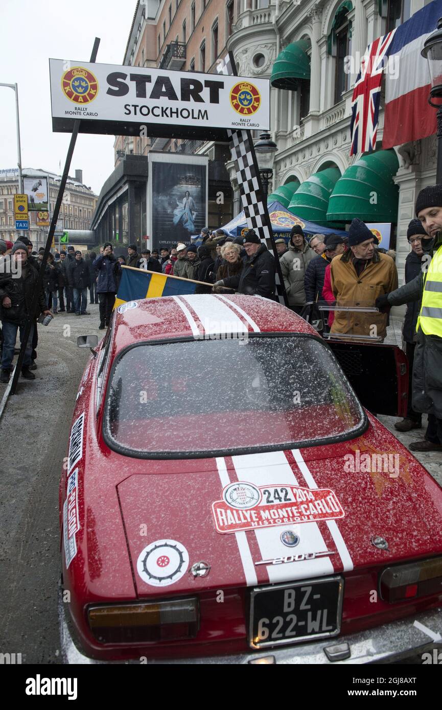 STOCCOLMA 20140123 Rallye Monte Carlo Historique 2014. I leggendari piloti di rally Bjorn Walder Farm e Ewy Roskvist von Korff hanno contrassegnato una delle partenze nel Rally Monte-Carlo per le auto storiche che si sono verificate di fronte al Grand Hotel di Stoccolma giovedì 23 gennaio 2014. Sulla strada che scende verso il continente, le auto si fermeranno al Castello di Vastana a Granna e al Museo Volvo a Goteborg. Foto Bertil Enevag Ericson / TT / kod 10000 Foto Stock