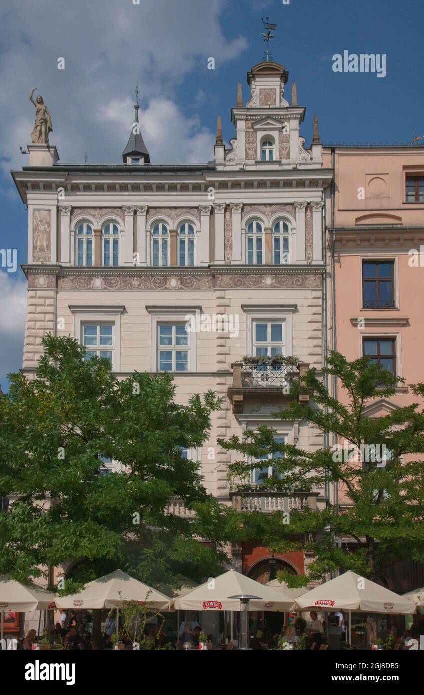 Edificio d'angolo in una serie di hotel e appartamenti sulla piazza principale, la città vecchia di Cracovia. Foto Stock