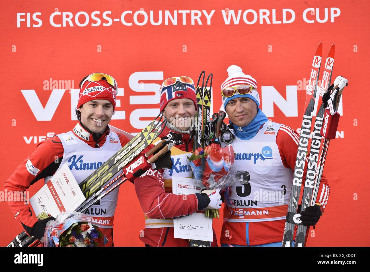 Martin Johnsrud Sundby (C), norvegese, ha vinto la gara di inseguimento di 15 km della Coppa del mondo FIS maschile a Falun, Svezia, domenica 16 marzo 2014. Alex Harvey (L) del Canada ha terminato il 2° e Alexander Lekov (R) 3° della Russia. Foto: Anders Wiklund / TT ** SVEZIA FUORI ** Foto Stock