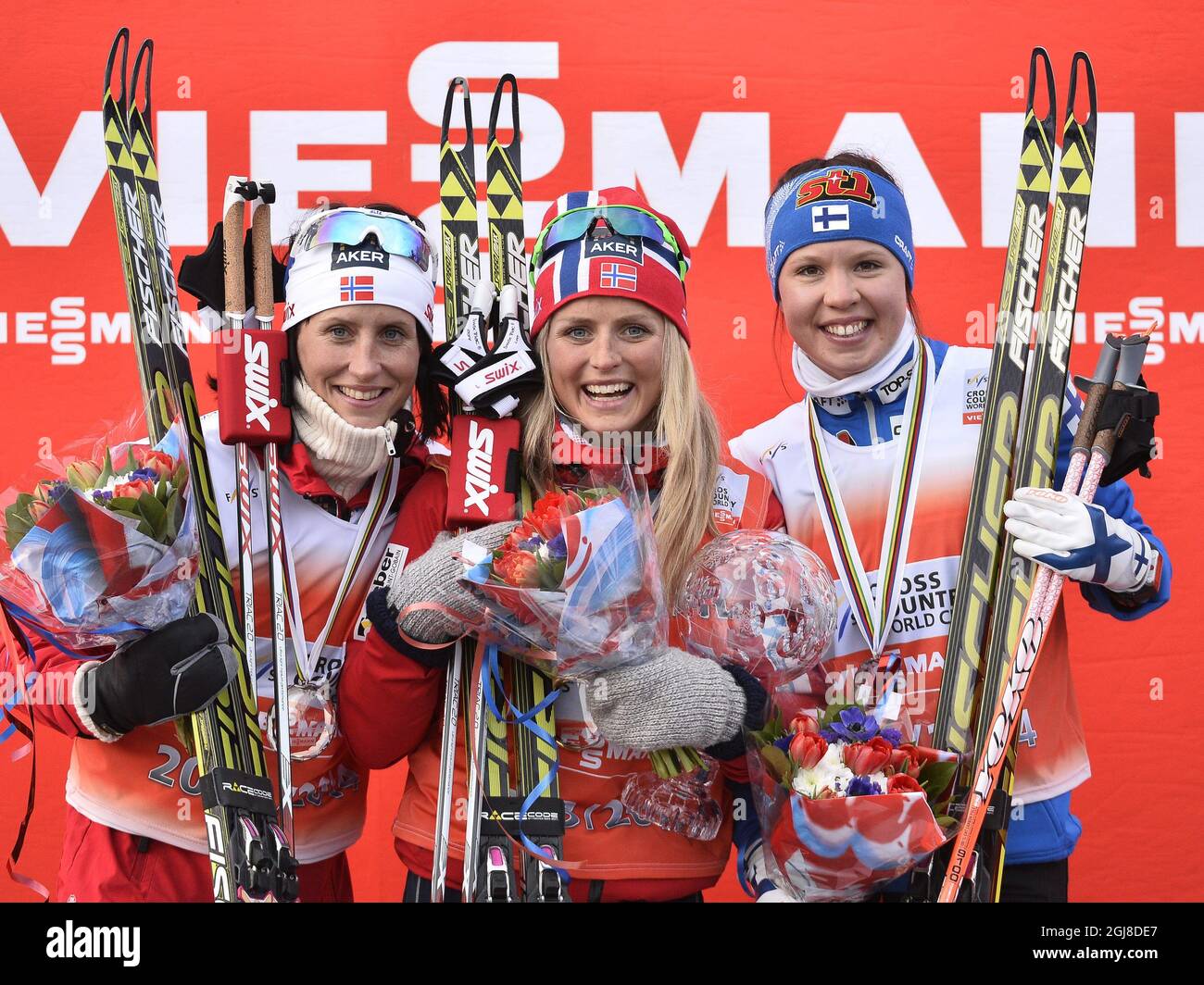 La norvegese Therese Johaug (C) celebra la vittoria della Coppa di distanza di sci di fondo dopo l'inseguimento finale della Coppa del mondo a Falun, Svezia, domenica 16 marzo 2014. Il norvegese Marit Bjorgen (L) ha terminato 2° nella Distance Cup e Kerttu Niskanen dalla Finlandia 3° (R). Foto: Anders Wiklund / TT ** SVEZIA FUORI ** Foto Stock