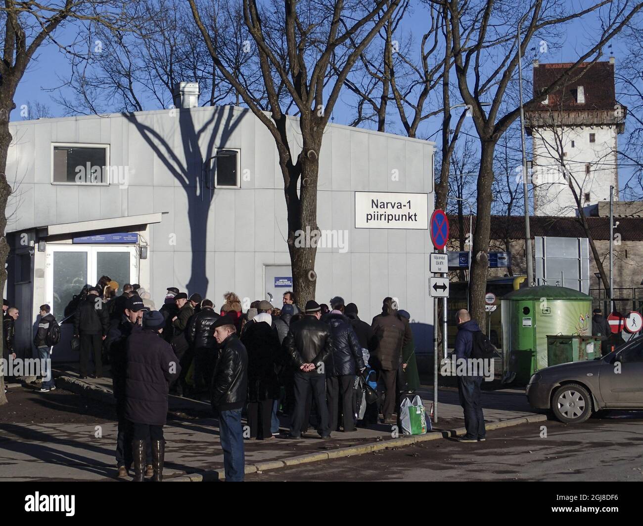 NARVA, ESTONIA 20140307 persone sono viste fare la fila al controllo  doganale per i viaggiatori in Russia nella città di Narva in Estonia, 7  marzo 2014. Molti estoni sono preoccupati per la
