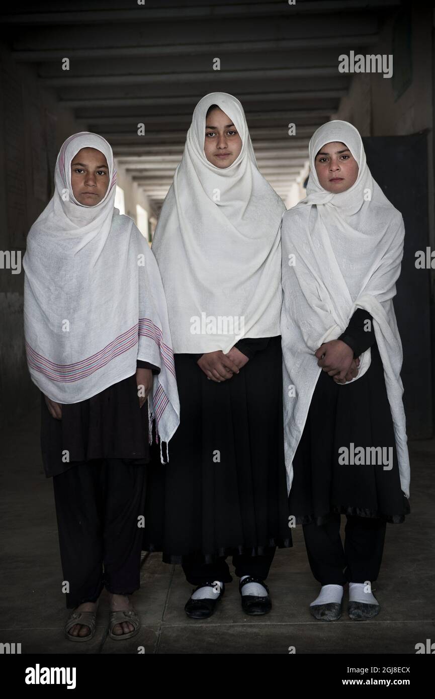 Laghman 2014-02-16 file da sinistra Bus Buno, 11, Rehana 14, Ayasha 13 alla scuola di bambina Abdur Rahimzai nella provincia di Laghman Afghanistan ottiene finanziamenti dal Comitato svedese per l'Afghanistan. Quando richiesto, le professioni di sogno superiori per le ragazze sono medico, insegnanti e piloti. Le elezioni presidenziali in Afghanistan si terranno sabato 5 aprile 2014. Le elezioni presidenziali in Afghanistan si terranno sabato. Se c’è un candidato presidenziale conservatore che vince, c’è il rischio che ci siano meno opportunità per le ragazze e le donne di ottenere istruzione. Foto: Malin Hoelst Foto Stock