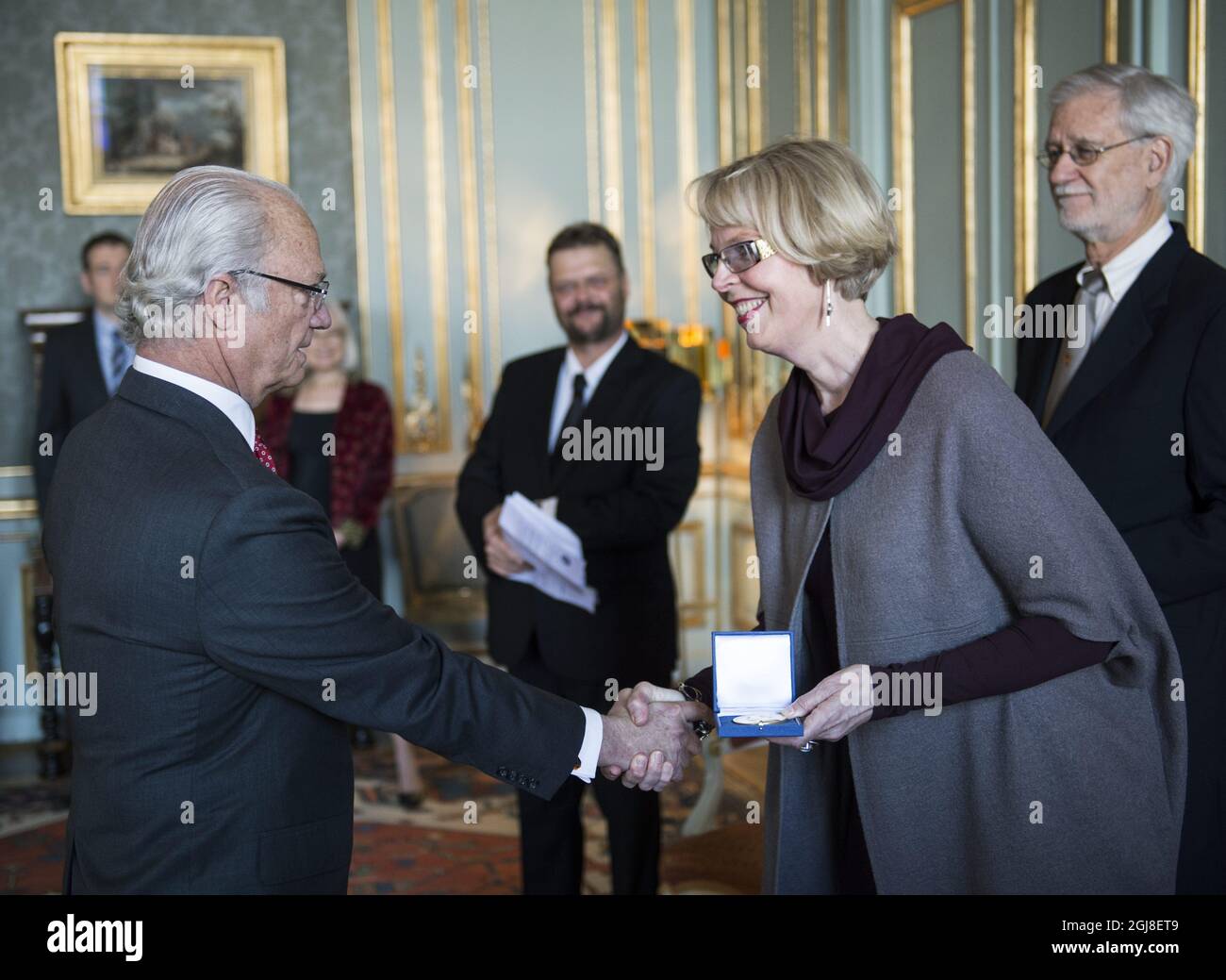 STOCCOLMA 20140414 Re Carl XVI Gustaf è visto insieme al Professor Compton James Tucker della NASA e al Professor Gudrun Gisladotti dell'Università d'Islanda durante una cerimonia di medaglia al Palazzo reale di Svezia, il 14 aprile 2014. Il professor Tucker ha ricevuto la medaglia Vega, un premio svedese per gli individui che 'hanno promosso in modo eccellente la ricerca geografica'. Il professor Gisladottir ha ricevuto la medaglia d'oro di Wahlberg per la sua vasta e profonda conoscenza del 'degrado e desertificazione della terra,Â' le medaglie sono premiate dalla Società svedese per l'Antropologia e la Geografia. Foto: Pontus Lundahl / Foto Stock