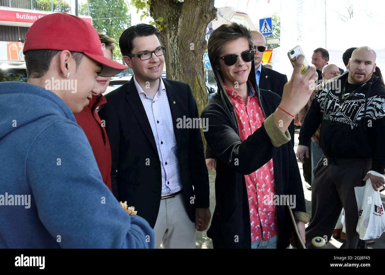 MALMO 2014-04-29 giovani sono visti prendere un selfie insieme a Jimmie Akesson, presidente della Sverigedemokraterna, (una festa di destra) durante un incontro pubblico a Malmo, Svezia, 29 aprile 2014. Foto:Drug Prvulovic / TT / Kod 70045 ----BETALBILD-- Foto Stock