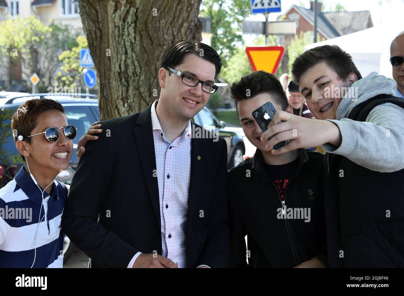 MALMO 2014-04-29 giovani sono visti prendere un selfie insieme a Jimmie Akesson, presidente della Sverigedemokraterna, (una festa di destra) durante un incontro pubblico a Malmo, Svezia, 29 aprile 2014. Foto:Drug Prvulovic / TT / Kod 70045 ----BETALBILD-- Foto Stock