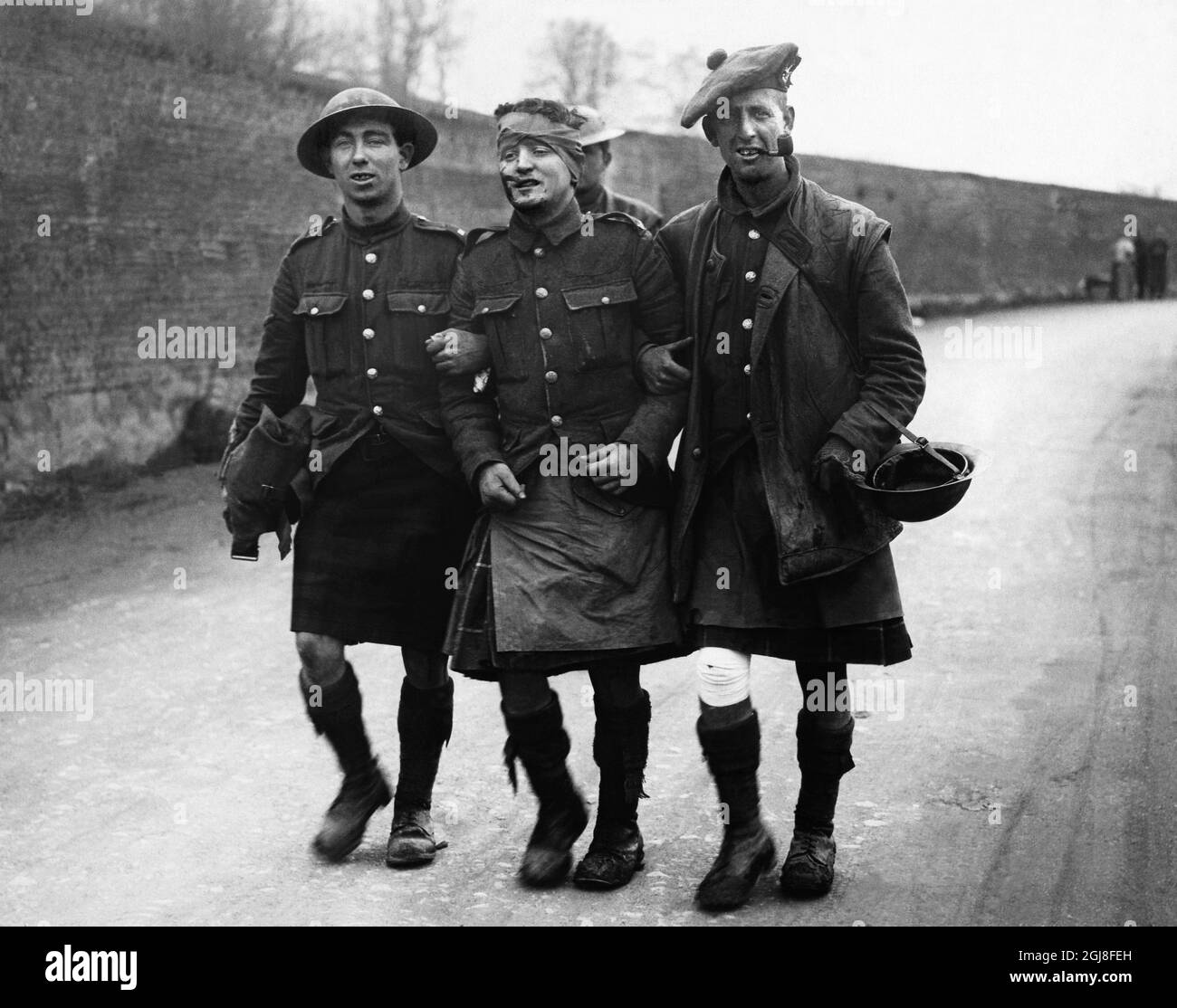 IMMAGINE 1914-1918. Prima guerra mondiale. Fronte occidentale britannico in Francia. I soldati della 51° Divisione sostengono un compagno ferito in cammino verso l'ambulanza. ** Bild fran forsta varldskriget. Brittiska vastfronten i Frankrike. Soldater fran 51:a divisionen stottar en sarad kamrat pa vag till deambulansen. Foto:Scanpix storico/ Kod:1900 Scanpix SVEZIA Foto Stock