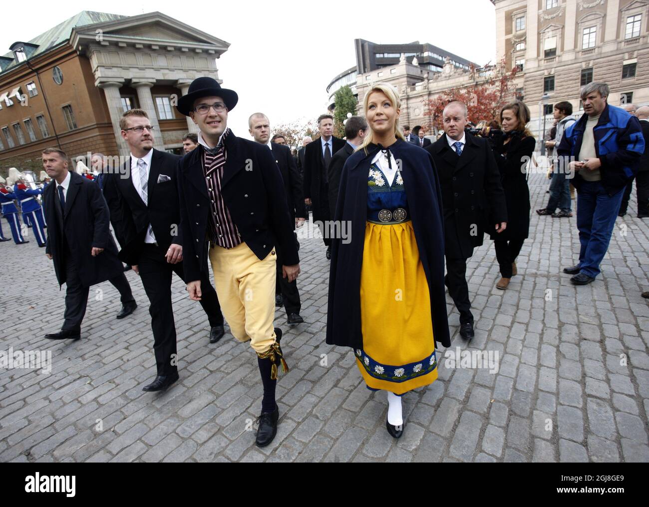 STOCCOLMA 20101004 partito di destra Svezia democratico il presidente Jimmie Akesson e la sua ragazza Louise Erixson arrivano in costumi tradizionali della contea per l'apertura della Camera del Parlamento a Stoccolma, Svezia, 5 ottobre 2010. Foto: Fredrik Persson / SCANPIX / Kod 75906 Foto Stock