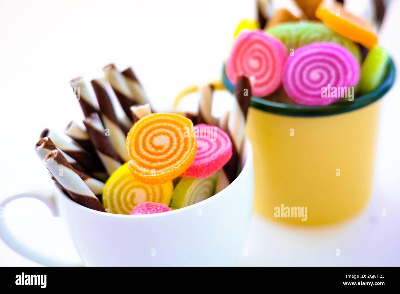 dolci colorati e caramelle di zucchero su sfondo bianco Foto Stock
