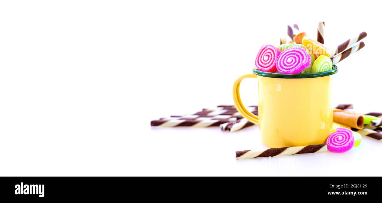 dolci colorati e caramelle di zucchero su sfondo bianco Foto Stock