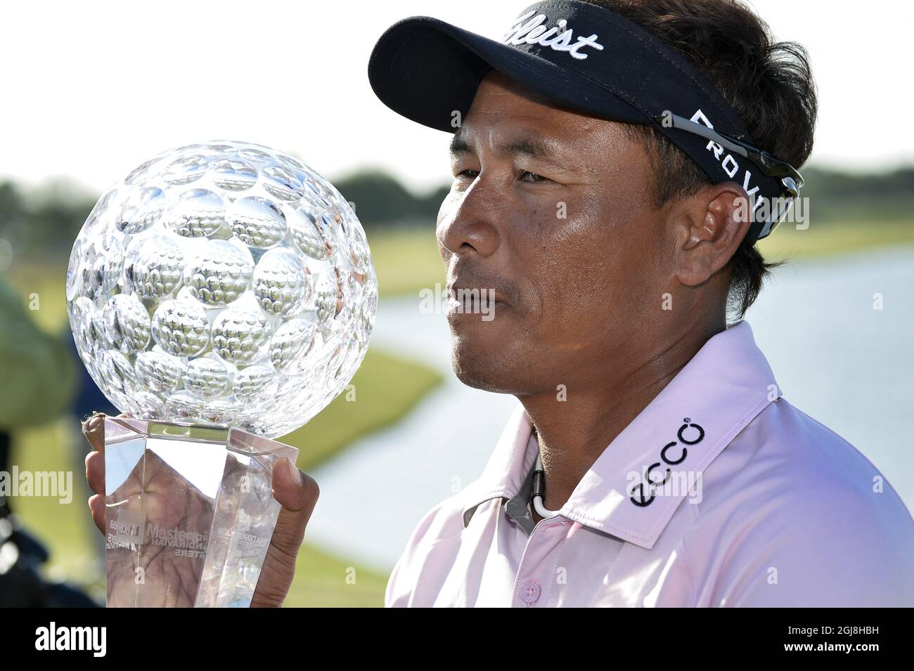 Thongchai Jaidee in Thailandia si pone con il trofeo dopo aver vinto i Nordea Masters al PGA National, Malmo, Svezia, domenica 1 giugno 2014. Foto Stock
