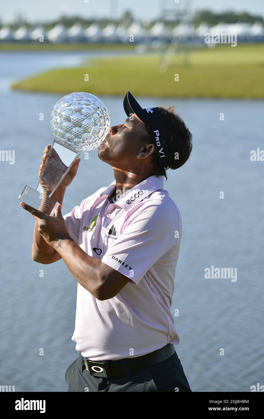 Thongchai Jaidee in Thailandia bacia il trofeo dopo aver vinto i Nordea Masters al PGA National, Malmo, Svezia, domenica 1 giugno 2014. Foto Stock