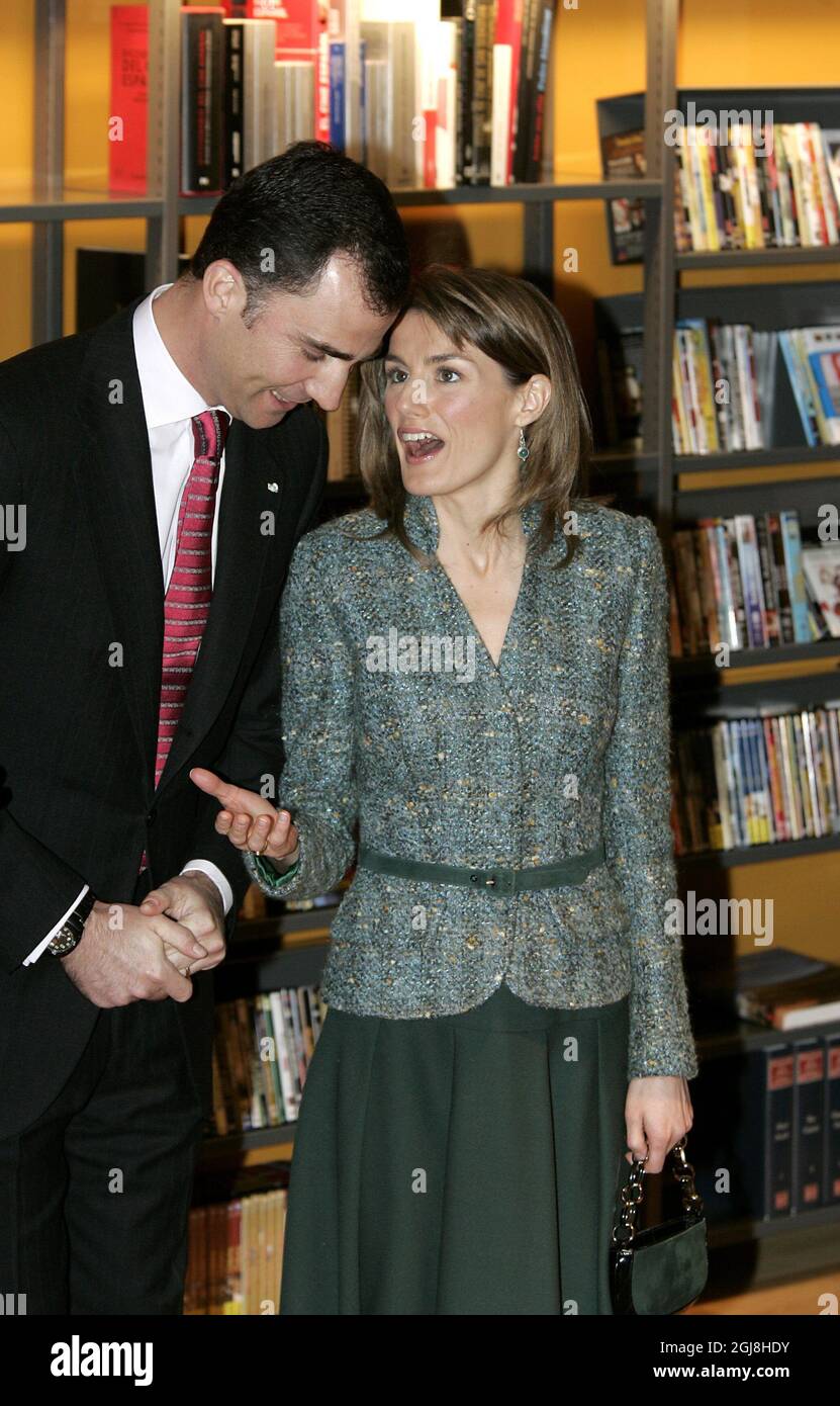 STOCCOLMA 20050419 il principe ereditario Felipe e la principessa ereditaria Letizia di Spagna durante una cerimonia all'Istituto spagnolo di Cultura di Stoccolma, Svezia , 19 aprile 2005. La coppia reale è in visita di un giorno in Svezia per inaugurare l'Istituto Spagnolo per la Cultura, l'Istituto Cervantes di Stoccolma, Photo Anders Wiklund / SCANPIX Codice 50030 Foto Stock