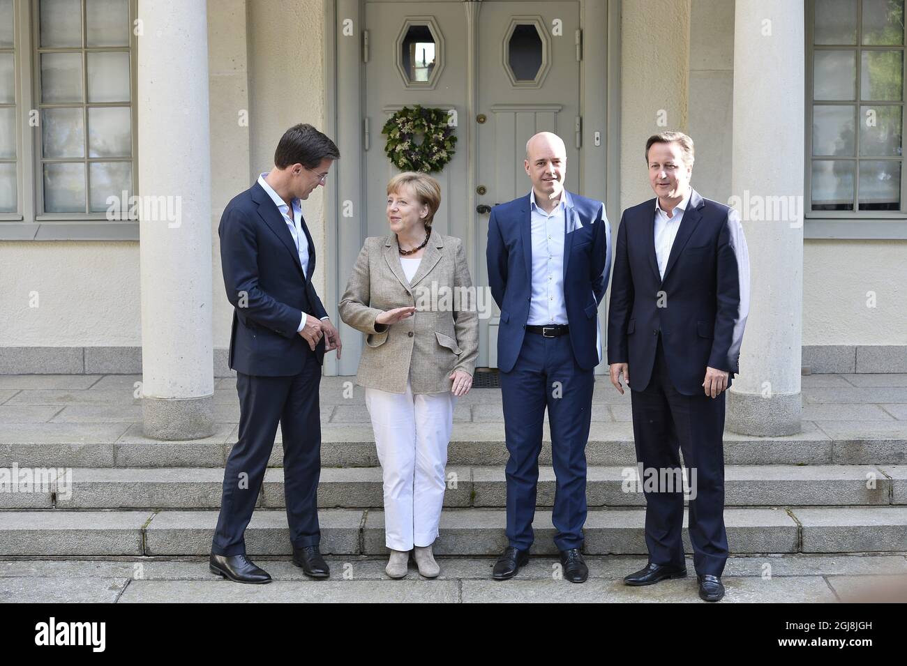 HARPSUND 20140609 fronte a sinistra; il primo ministro olandese Mark Rutte, il cancelliere tedesco Angela Merkel, il primo ministro svedese Fredrik Reinfeld e il primo ministro britannico David Cameron , a destra, sono visti durante il vertice sulla recidence Harpsund del governo svedese, a sud di Stoccolma, il 9 giugno 2014. Il signor Reinfeldt ospita un summiit per i colloqui sull'UE e sul nuovo Parlamento europeo dal lunedì al martedì. Foto Anders Wiklund / TT / kod 10040 Foto Stock