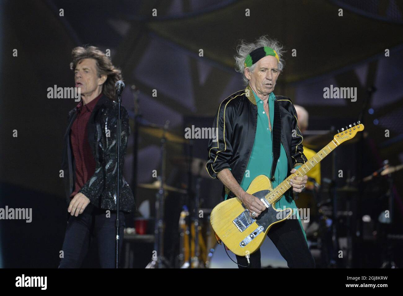 STOCCOLMA 20140701 la band rock britannica il cantante dei Rolling Stones Mick Jagger (L) e il chitarrista Keith Richards si esibiscono durante un concerto presso l'arena Tele2 di Stoccolma, Svezia, il 01 luglio 2014, durante il loro tour on Fire. Foto: Anders Wiklund / TT / code 10040 Foto Stock