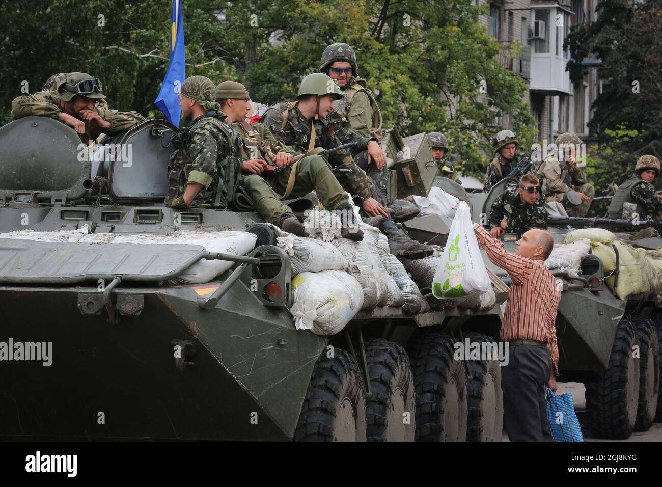 Sloviansk 2014-07-08 08 Lug 2014, Sloviansk, Donets Basin, Ucraina orientale, Ucraina --- Slovyansk, Ucraina. 8 luglio 2014 -- Un uomo parla ai soldati ucraini che cavalcano un APC, Sloviansk, Ucraina. -- secondo il presidente Poroshenko, i militari ucraini hanno ripreso il controllo di Sloviansk, uno dei bastioni pro-russi in Oriente e di Kramatorsk. L'Ucraina prepara una nuova offensiva a Donetsk per portare la città sotto il controllo del governo ucraino. --- immagine di Â© Inna Sokolovska/Demotix/Corbis Foto Inna Sokolovska / Demotix / TT / kod 10535 ** Foto Stock