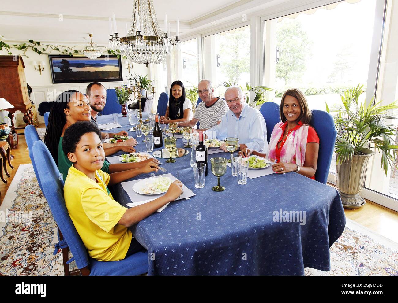 *EXCLUSIVE* (a sinistra) il figlio di Sven-Goran Eriksson Johan con sua moglie, Amana. (Estrema destra) il fratello di Sven-Goran Eriksson, Lasse con sua moglie e Sven-Goran Eriksson con la sua ragazza Yaniset Bravo e suo figlio Alcides durante il pranzo la sua residenza nei pressi di Sunne, Svezia, 12 giugno 2013. Foto Stock