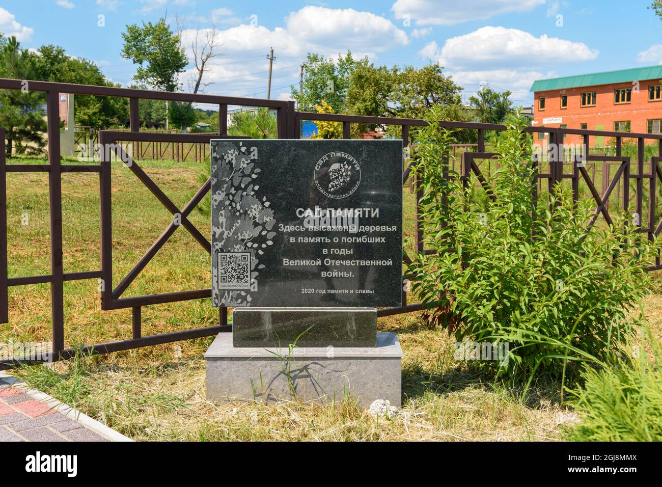 Neberdzhevskaya, Russia - 24 luglio 2021: Targa commemorativa vicino al Giardino della memoria in memoria di quelli uccisi durante la Grande Guerra Patriottica, installato Foto Stock