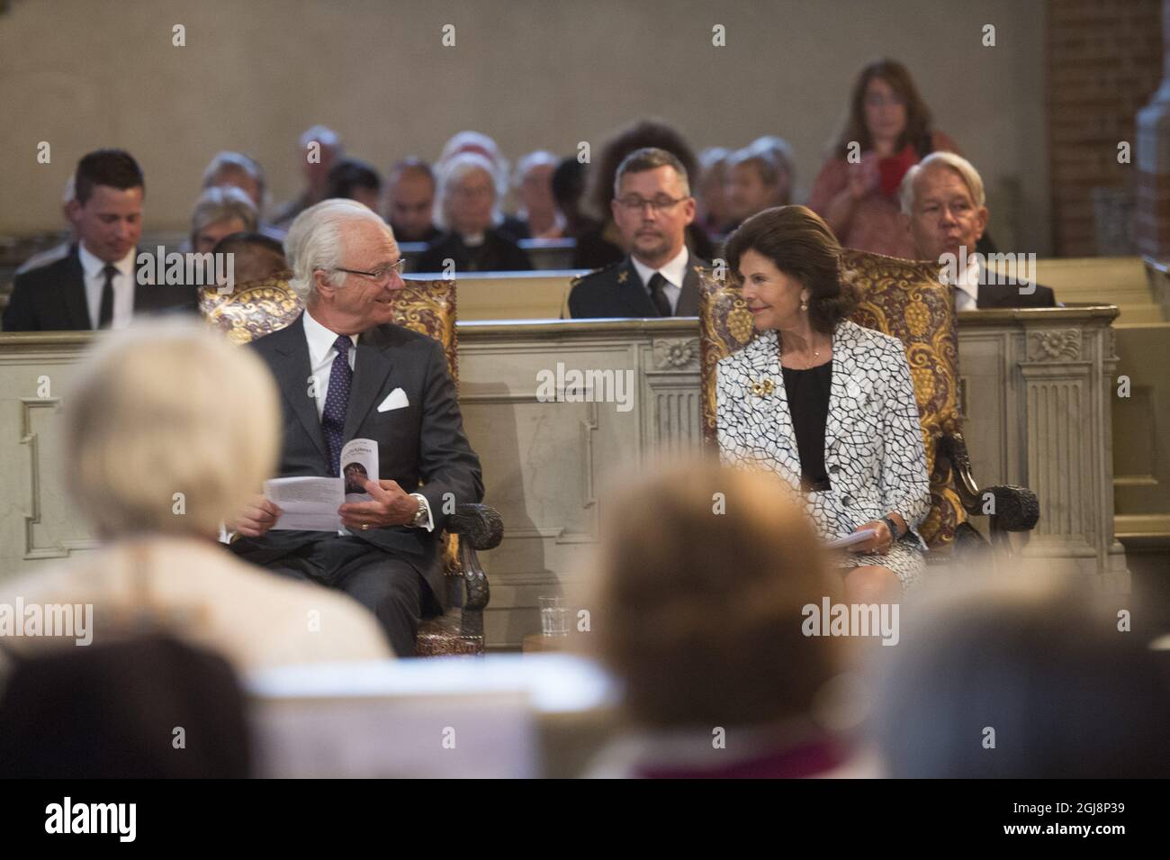 STOCCOLMA 2014-09-08 Re Carl Gustaf e la Regina Silvia si sono visti in un servizio ecumenico per la situazione in Iraq e Siria, tenutosi nella Cattedrale di Stoccolma l'8 settembre 2014. Foto: Fredrik Sandberg / TT / Kod 10080 Foto Stock