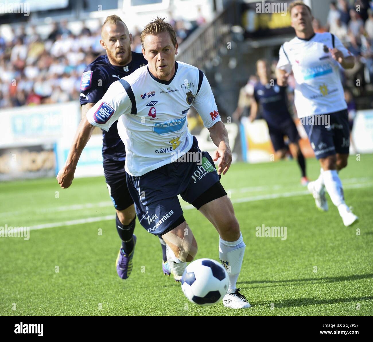 STOCCOLMA 20140816 Jens Olof Portin i Gefle jagas AV Magnus Eriksson i MFF sotto Matchen mellan Gefle IF och Malmo FF pa Stromvallen. Foto: Maja Suslin / TT / Kod 10300 Foto Stock