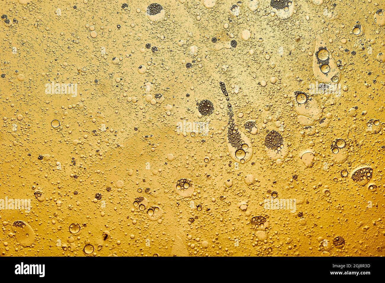 sfondo astratto di bolle gialle generate in acqua e olio Foto Stock