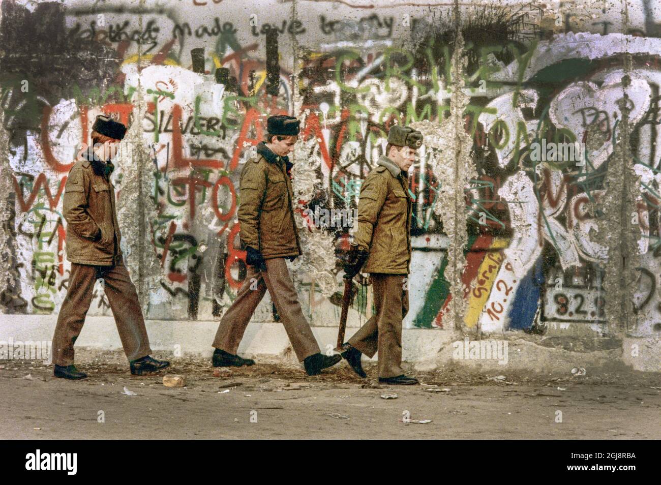 FASCICOLO DI BERLINO 1989-12-15 le guardie di frontiera della Germania orientale che pattugliano il Muro di Berlino nella Germania orientale, 15 dicembre 1989. Foto: Lars Pehrson / SVD / TT / Kod: 11014 Foto Stock