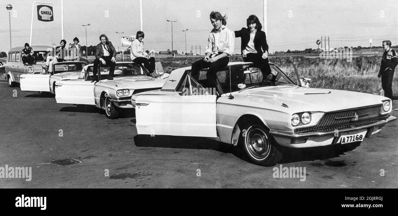 I membri della band pop svedese The Hep Stars girano per il paese in tour a tre Ford Thunderbirds e tour bus. Nella prima vettura, Sven Hedlund e Benny Andersson; nella seconda vettura, Lennart Hegland e Jan Frisk; nella terza vettura, Chryster Pettersson e Lennart Fernholm e driver Lennart Lundqvist nel bus di giro alle spalle. Foto Stock