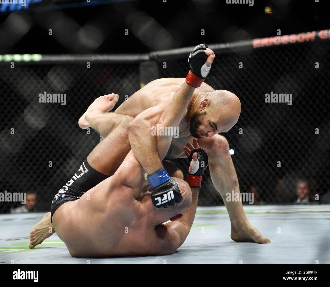 STOCCOLMA 2014-10-04 Gasan Umalatov (TOP) della Russia combatte con Cathal Pendred d'Irlanda durante la loro partita di arti marziali miste di peso maggiore durante il gala Ultimate Fighting Championship (UFC) alla Globe Arena di Stoccolma, Svezia, il 04 ottobre 2014. Foto: Anders Wiklund / TT / code: 10040 Foto Stock