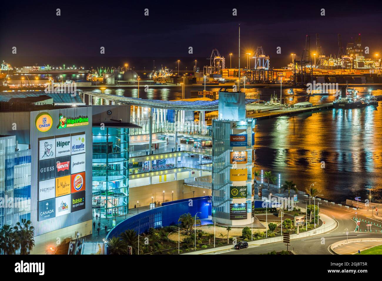 Spagna, Isole Canarie, Gran Canaria Island, Las Palmas de Gran Canaria, vista porto con Centro commerciale El Muelle, shopping plaza, crepuscolo Foto Stock