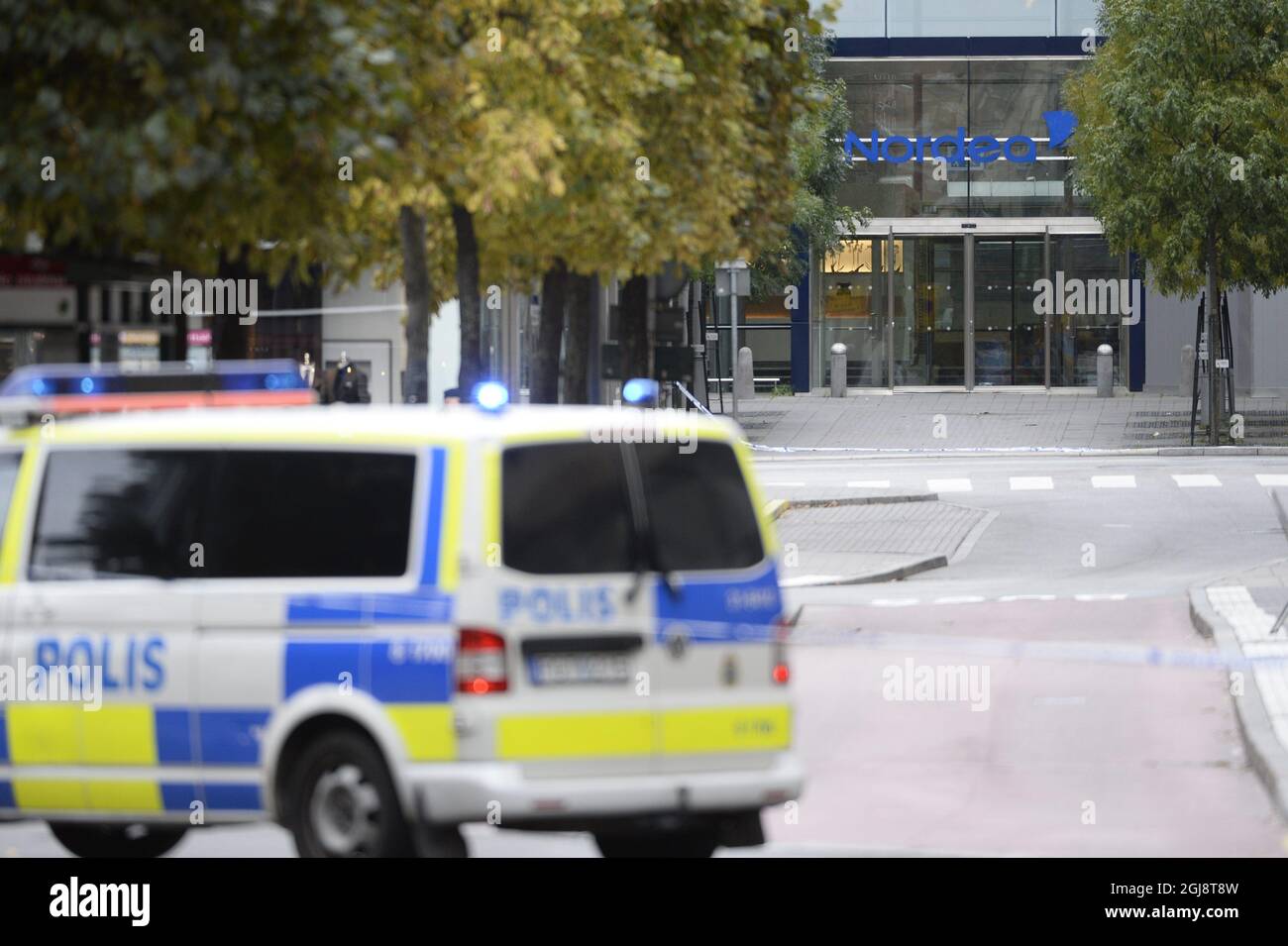STOCCOLMA 20141014 il cordone di polizia di Stoccolma in piazza Norrmalmstorg dopo un tentativo di rapina contro la banca Nordea a Stoccolma, Svezia, il 14 2014 ottobre. Due banche e un ufficio di cambio sono state derubate nel centro di Stoccolma in meno di un'ora. C'è anche una minaccia di bomba nella zona. Foto: Pontus Lundahl / TT / kod 10050 Foto Stock