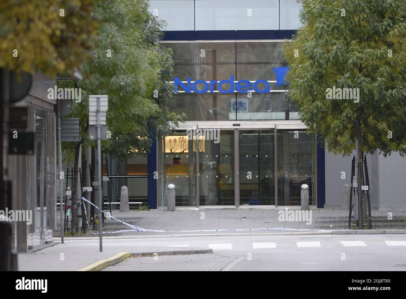 STOCCOLMA 20141014 il cordone di polizia di Stoccolma in piazza Norrmalmstorg dopo un tentativo di rapina contro la banca Nordea a Stoccolma, Svezia, il 14 2014 ottobre. Due banche e un ufficio di cambio sono state derubate nel centro di Stoccolma in meno di un'ora. C'è anche una minaccia di bomba nella zona. Foto: Pontus Lundahl / TT / kod 10050 Foto Stock