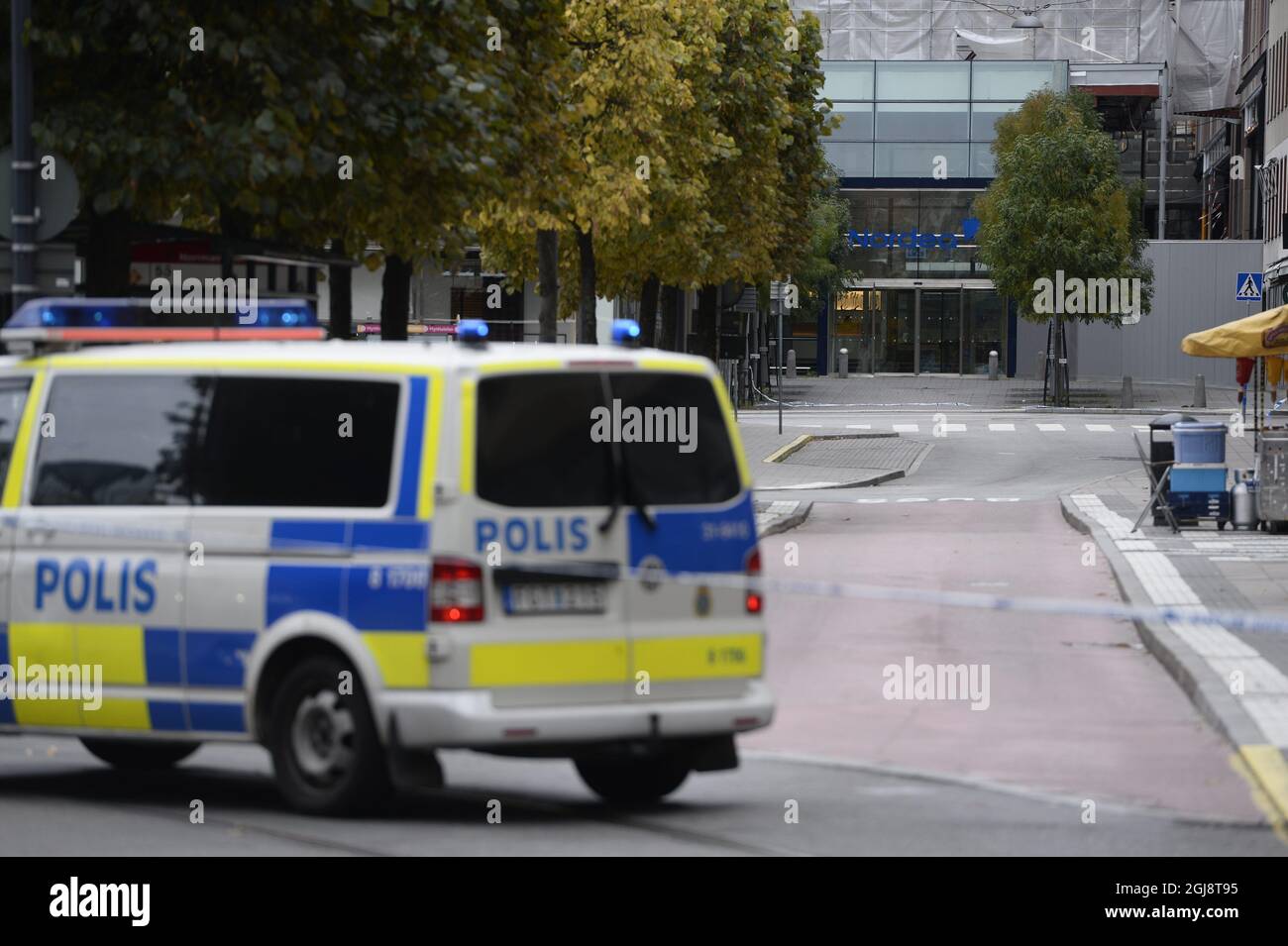 STOCCOLMA 20141014 il cordone di polizia di Stoccolma in piazza Norrmalmstorg dopo un tentativo di rapina contro la banca Nordea a Stoccolma, Svezia, il 14 2014 ottobre. Due banche e un ufficio di cambio sono state derubate nel centro di Stoccolma in meno di un'ora. C'è anche una minaccia di bomba nella zona. Foto: Pontus Lundahl / TT / kod 10050 Foto Stock