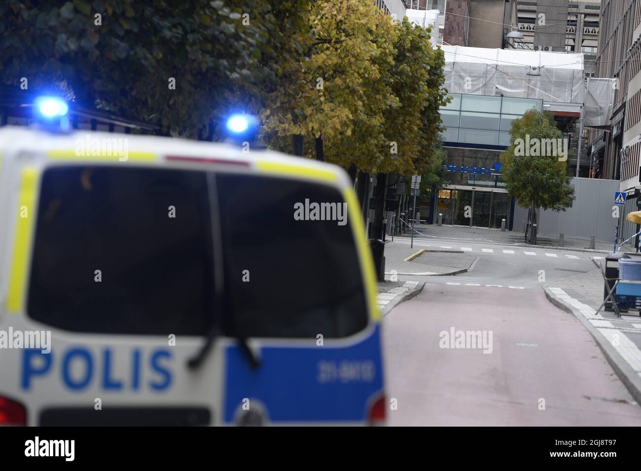STOCCOLMA 20141014 il cordone di polizia di Stoccolma in piazza Norrmalmstorg dopo un tentativo di rapina contro la banca Nordea a Stoccolma, Svezia, il 14 2014 ottobre. Due banche e un ufficio di cambio sono state derubate nel centro di Stoccolma in meno di un'ora. C'è anche una minaccia di bomba nella zona. Foto: Pontus Lundahl / TT / kod 10050 Foto Stock