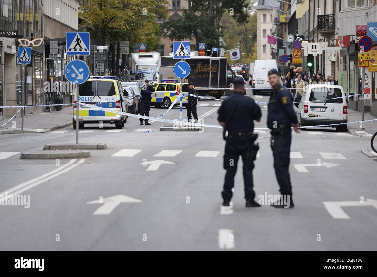 STOCCOLMA 20141014 il cordone di polizia di Stoccolma in piazza Norrmalmstorg dopo un tentativo di rapina contro la banca Nordea a Stoccolma, Svezia, il 14 2014 ottobre. Due banche e un ufficio di cambio sono state derubate nel centro di Stoccolma in meno di un'ora. C'è anche una minaccia di bomba nella zona. Foto: Pontus Lundahl / TT / kod 10050 Foto Stock
