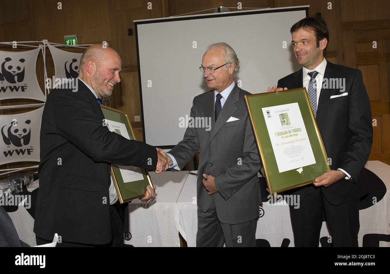 STOCCOLMA 20141016 il re Carl Gustaf viene premiato con Tom Schandy di Oslo e Felix Heintzenberg di Lund, durante un incontro della World Wildlife Foundation al Palazzo Ulriksdal di Stoccolma, Svezia, 16 ottobre 2014. Schandy e Heintzenbe sono biologi, scrittori e fotografi della natura e hanno ricevuto il loro premio per il libro 'all'ombra degli alberi - la vita nelle nostre foreste selvatiche'. Jonas Ekstromer / TT / kod 10030 Foto Stock