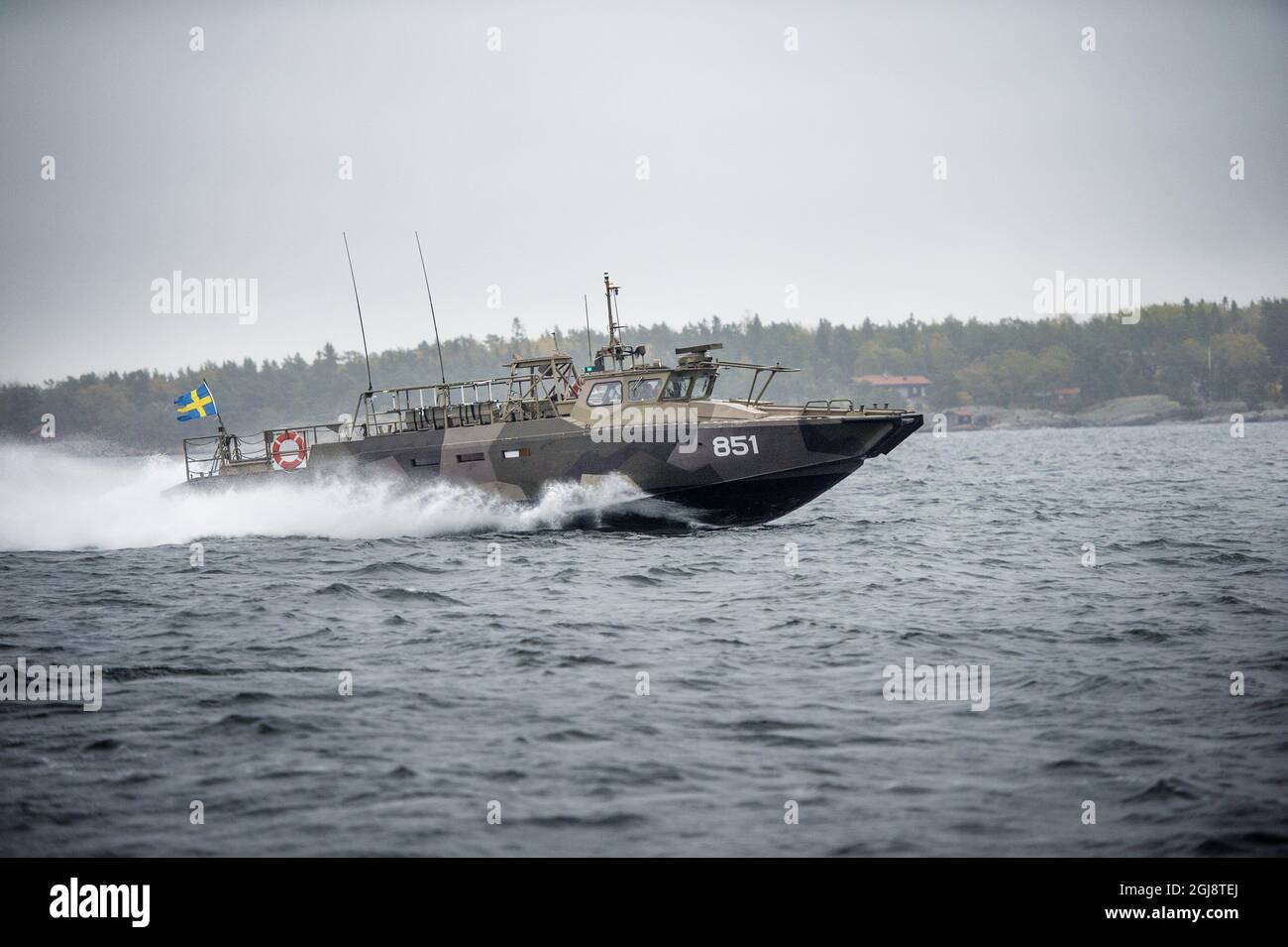 STOCCOLMA 2014-10-19 una barca da combattimento di tipo 90 è visto pattugliare nell'arcipelago di Stoccolma Svezia, ottobre 19. 2014. Le forze armate di Swedenâ hanno dispiegato aerei e navi nelle acque vicino alla capitale del countryÂ a causa di possibili Â“activityÂ subacquea straniera”, Foto: Emil Nordin / EXP / TT / kod 7142 ** FUORI SVEZIA ** Foto Stock