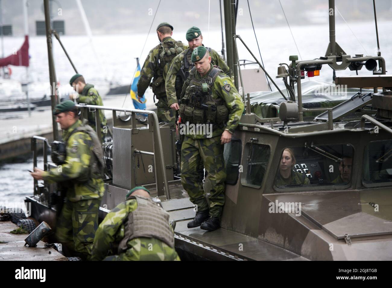 STOCCOLMA 2014-10-21 i marines svedesi sono visti su una barca da combattimento di tipo 90 nell'arcipelago di Stoccolma, Svezia, ottobre 21. 2014. Le forze armate di SwedenÃ¢Â€Â hanno schierato aerei e navi nelle acque vicino alla capitale di countryÃ¢Â€Â a causa di possibili Ã¢Â€Âœforeign sott'acqua activityÃ¢Â€Â, Foto: Stefan Soderstrom / EXP / TT / Kod 7120 ** OUT SWEDEN OUT** Foto Stock