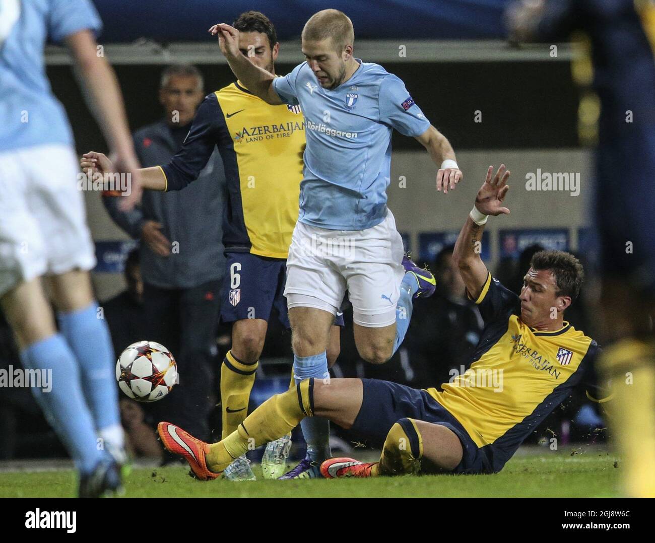 MALMO 2014-11-04 Anton Tinnerholm (C) di MFF tra il Koke di Atletico (L) e Mario MandAÂ¾ukiAÂ‡ (R) durante la UEFA Champions League Group Una partita di calcio Malmo FF vs Atletico Madrid al nuovo stadio di Malmo, Svezia, 4 novembre 2014. Foto: Andreas Hillergren / TT ** SVEZIA FUORI ** Foto Stock