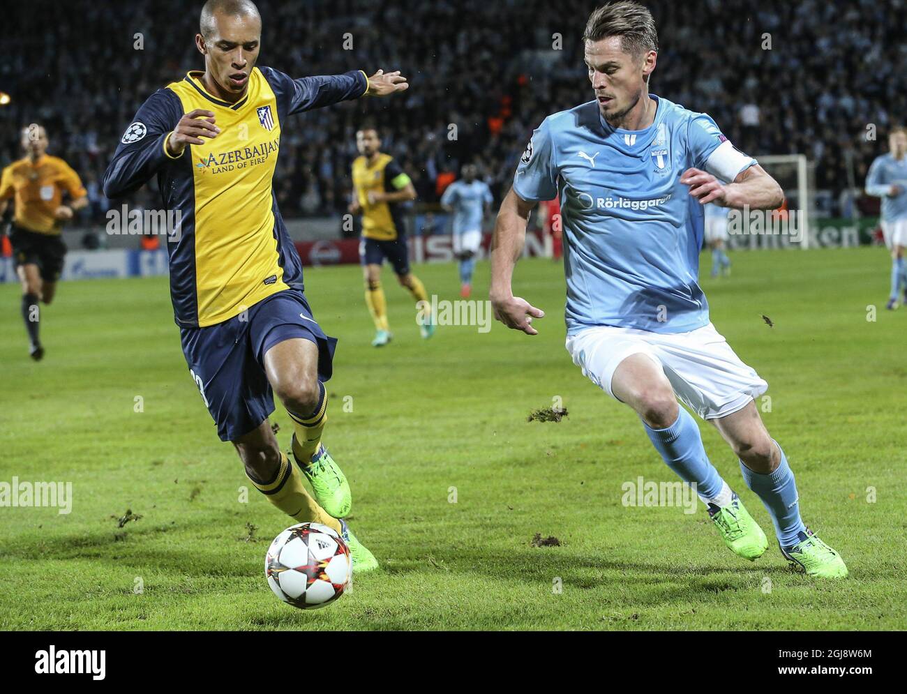 MALMO 2014-11-04 Miranda di Atletico e Markus Rosenberg di MFF durante la UEFA Champions League Group Una partita di calcio Malmo FF vs Atletico Madrid al nuovo stadio di Malmo, Svezia, 4 novembre 2014. Foto: Andreas Hillergren / TT ** SVEZIA FUORI ** Foto Stock