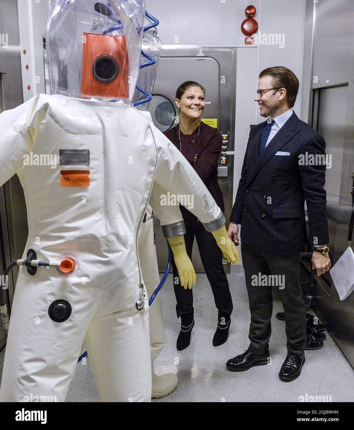 STOCKHOLM 2014-11-13 Prince Daniel e Crown Princess Victoria si vestono i campioni di protezione del laboratorio di livello 4 (livello 4 di protezione - il più alto livello di biosicurezza per le analisi di laboratorio degli agenti patogeni. Ex ebola) presso l'Agenzia per la Sanità pubblica svedese a Stoccolma, Svezia, 13 novembre 2014. Foto: Janerik Henriksson / TT / Codice 10010 Foto Stock