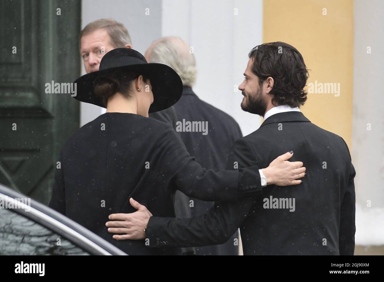 STOCCOLMA 2015-02-04 il re Carl Gustaf, la regina Silvia, la principessa Corona Victoria , il principe Daniele e il principe Carl Philip arriveranno al funerale dell'industriale svedese Peter Wallenberg nella Chiesa di Katarina a Stoccolma, Svezia, 4 febbraio 2015. Foto: Anders Wiklund / TT Kod 10040 Foto Stock