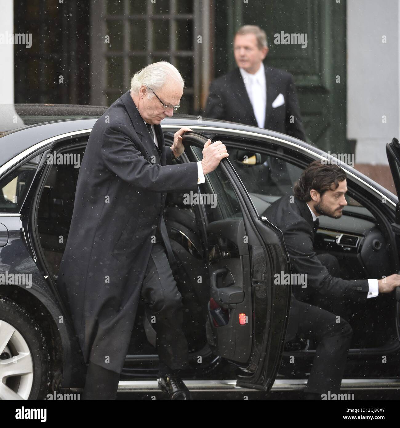 STOCCOLMA 2015-02-04 il re Carl Gustaf, la regina Silvia, la principessa Corona Victoria , il principe Daniele e il principe Carl Philip arriveranno al funerale dell'industriale svedese Peter Wallenberg nella Chiesa di Katarina a Stoccolma, Svezia, 4 febbraio 2015. Foto: Anders Wiklund / TT Kod 10040 Foto Stock
