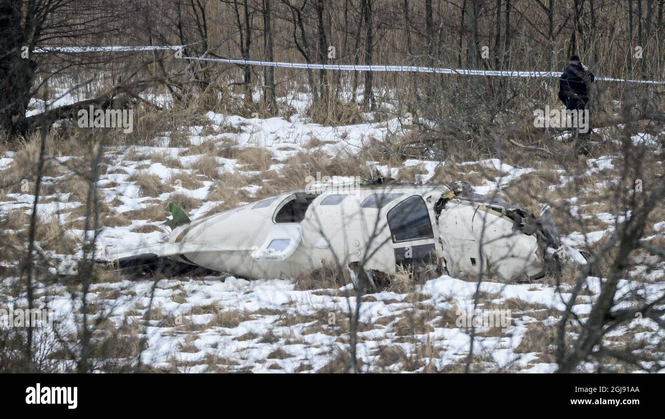 VASTERAS 2015-02-13 tre persone sono fuggite con lesioni leggere quando il loro Piper PA-46 si è schiantato sull'isola di Bjorno dopo il decollo dall'aeroporto di Vasteras fuori Vasteras ovest di Stoccolma, Svezia, 13 febbraio 2015. Secondo le segnalazioni iniziali, il pilota ha segnalato problemi al motore durante la salita dopo il decollo. Foto: Fredrik Sandberg / TT ** SVEZIA VERSO L'ESTERNO ** Foto Stock