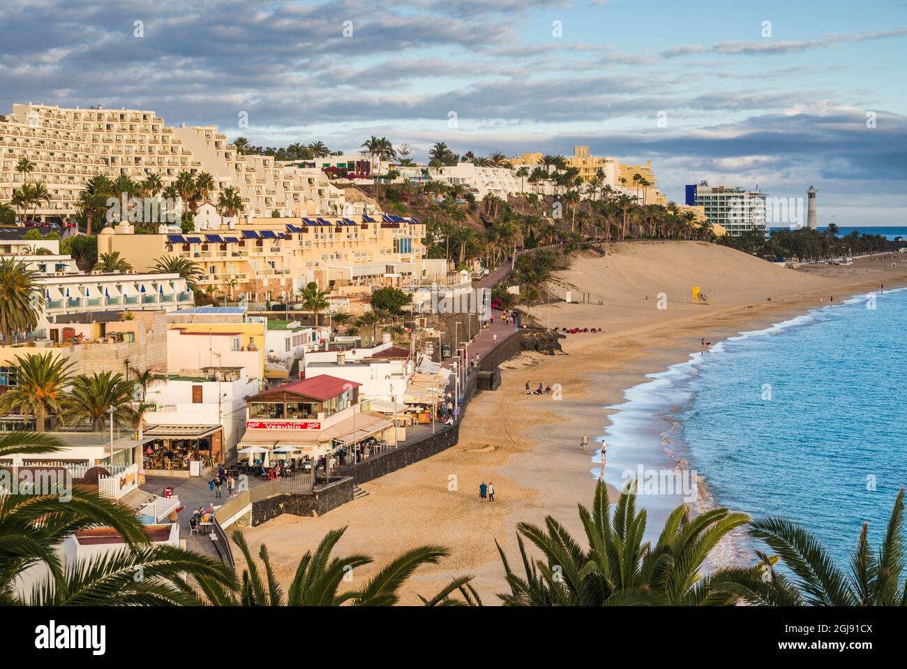 Spagna Isole Canarie Fuerteventura Island, Morro Jable, ad alto angolo di visione della Playa de la Cebada, spiaggia tramonto Foto Stock