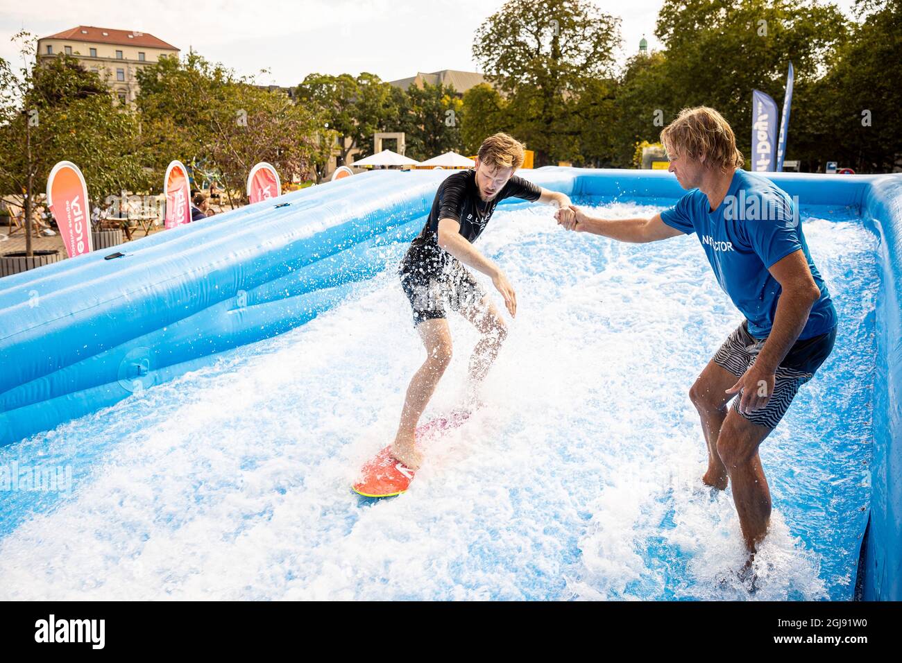 Hannover, Germania. 9 settembre 2021. Jasper si surfà sotto istruzione in un carro di surf temporaneo istituito in Opera Square Downtown. Credit: Moritz Frankenberg/dpa/Alamy Live News Foto Stock